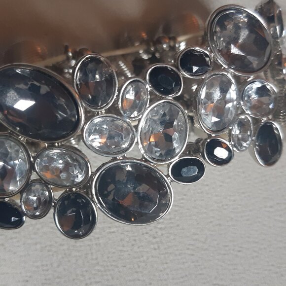 Bracelet, Stretch Grey, Black & White Acrylic Gemstone Shapes w/ Metal Backing - Picture 6 of 7